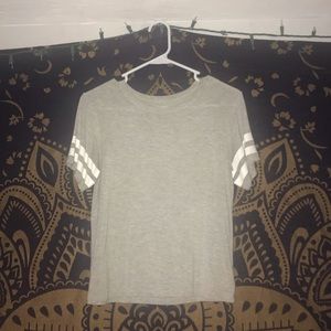 GREY AMERICAN EAGLE SHIRT.